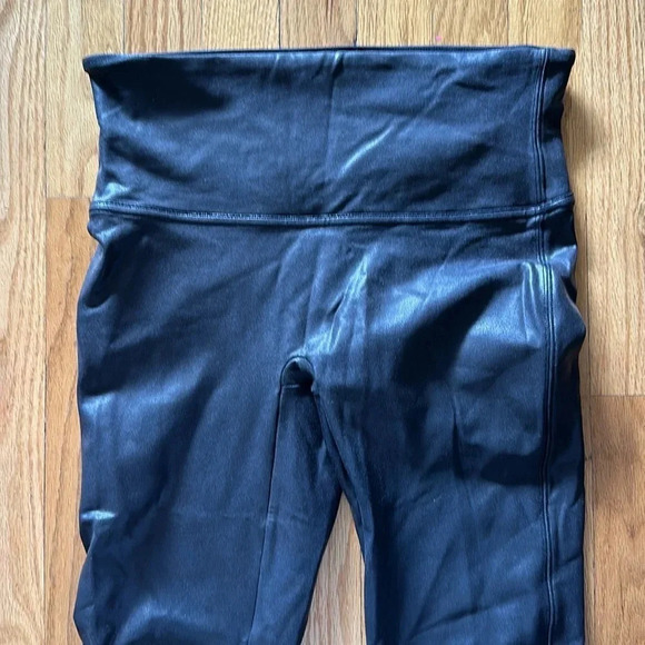 Spanx L faux leather leggings black shiny great pre owned condition 30” inseam - Picture 2 of 4